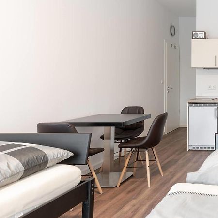 Monteurzimmer Berlin Pankow Mit Dachterrasse - Nur 10 Min. Von Der A10 - 3 Zimmer/ 7 Betten エクステリア 写真