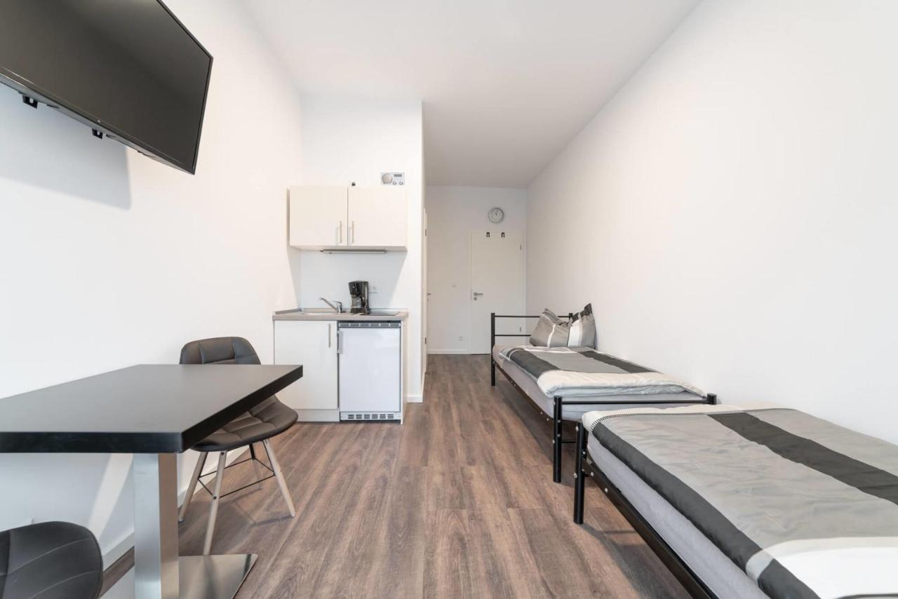 Monteurzimmer Berlin Pankow Mit Dachterrasse - Nur 10 Min. Von Der A10 - 3 Zimmer/ 7 Betten エクステリア 写真
